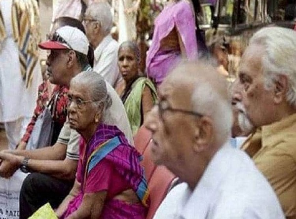 नए पेंशन नियम संशोधन विधेयक का विरोध: पेंशनर्स उतरे सड़कों पर, जताया विरोध नए पेंशन नियम संशोधन विधेयक का विरोध: पेंशनर्स उतरे सड़कों पर, जताया विरोध
