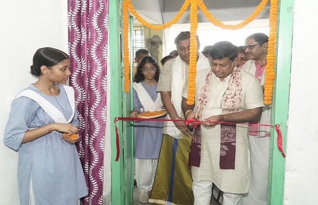 प्रशिक्षण केंद्र का उद्घाटन करते हुए केंद्रीय शिक्षा राज्य मंत्री डॉ. सुकांत मजूमदार प्रशिक्षण केंद्र का उद्घाटन करते हुए केंद्रीय शिक्षा राज्य मंत्री डॉ. सुकांत मजूमदार