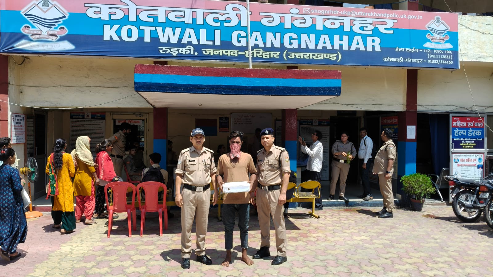 गिरफ्तार आरोपी के साथ बरामद जेवरात दिखाते गंगनहर कोतवाली पुलिसकर्मी। गिरफ्तार आरोपी के साथ बरामद जेवरात दिखाते गंगनहर कोतवाली पुलिसकर्मी।