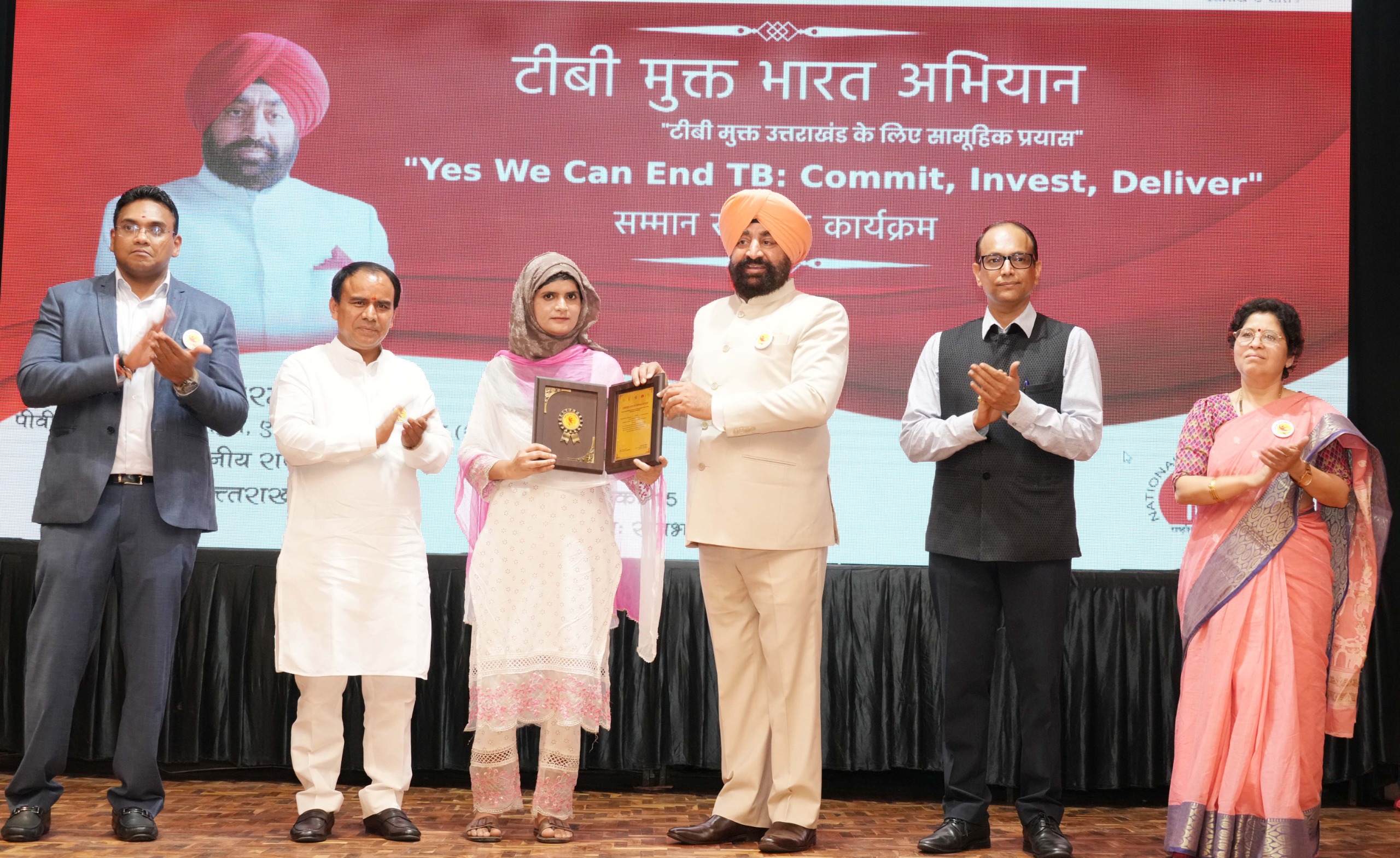 अक्षय मित्रों को सम्मानित करते राज्यपाल। अक्षय मित्रों को सम्मानित करते राज्यपाल।