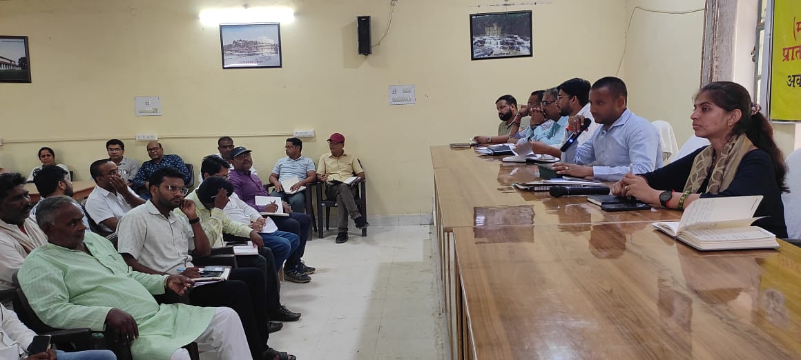 चुनार तहसील सभागार में बैठक कर शिकायत पत्रों कि जांच करते एसडीएम चुनार तहसील सभागार में बैठक कर शिकायत पत्रों कि जांच करते एसडीएम