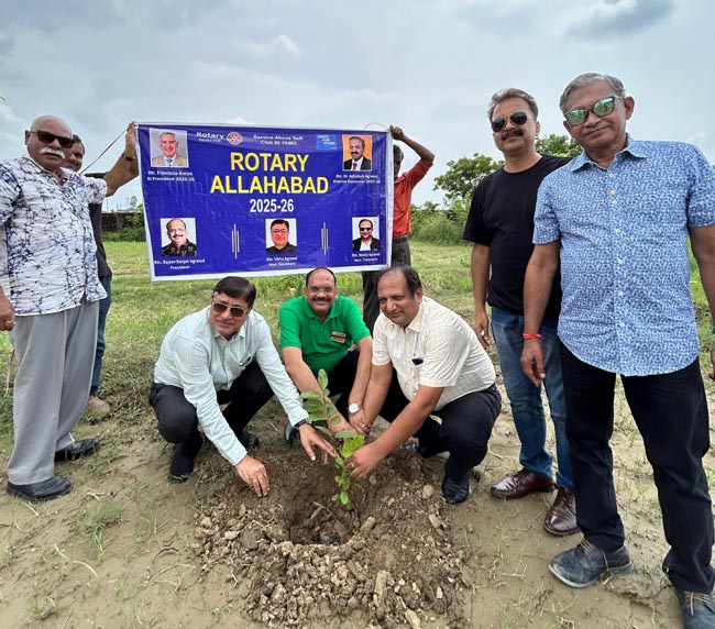 पौधरोपण करते पौधरोपण करते