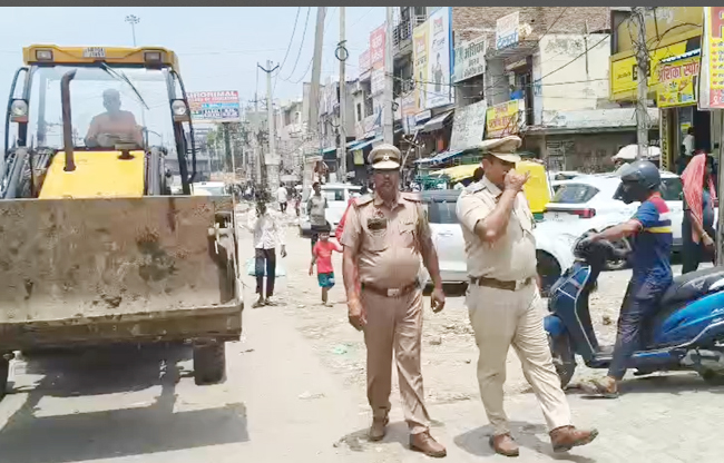 सोनीपत: अतिक्रमण के खिलाफ अभियान चलाते हुए पुलिस प्रशासन सोनीपत: अतिक्रमण के खिलाफ अभियान चलाते हुए पुलिस प्रशासन