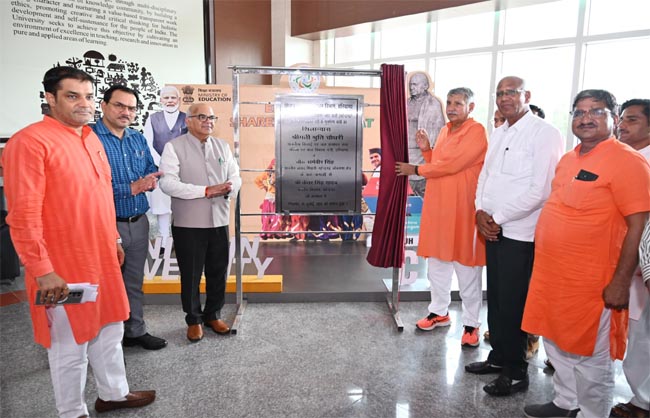 हकेंवि में वाटर रिचार्ज प्रोजेक्ट का उद्घाटन करते हुए सांसद चौधरी धर्मवीर सिंह। हकेंवि में वाटर रिचार्ज प्रोजेक्ट का उद्घाटन करते हुए सांसद चौधरी धर्मवीर सिंह।