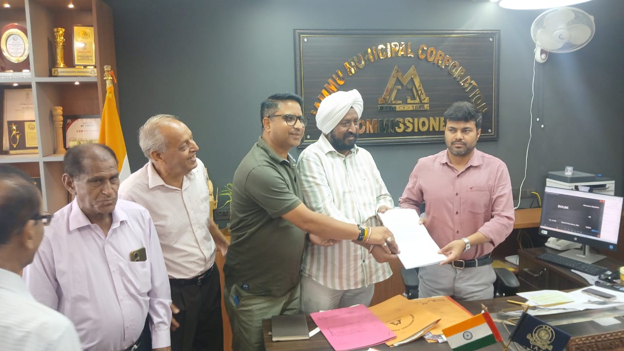त्रिकुटा नगर के प्रतिनिधिमंडल ने जेएमसी आयुक्त से मुलाकात की, सौंपा ज्ञापन