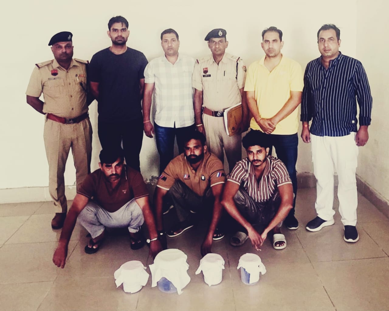 पुलिस गिरफ्त में तीनों आरोपित।