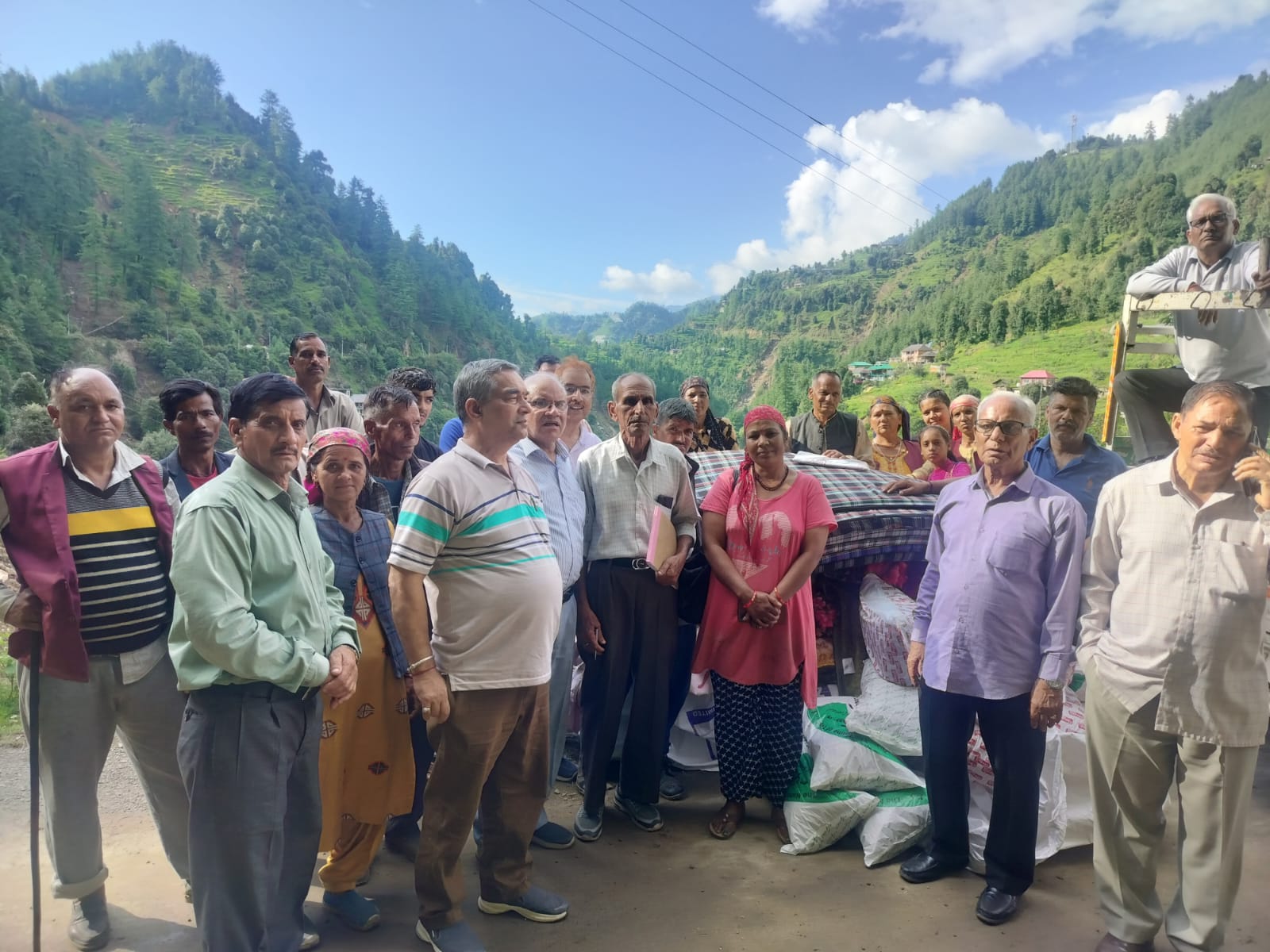 राहत सामग्री के साथ सराज पहुंचे ज्येष्ठ एवं वरिष्ठ नागरिक कल्याण परिषद मंडी के सदस्य। राहत सामग्री के साथ सराज पहुंचे ज्येष्ठ एवं वरिष्ठ नागरिक कल्याण परिषद मंडी के सदस्य।