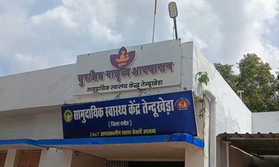 दमोह-मां को मगरमच्छ ने पकडा तो बेटा ने बचाया दमोह-मां को मगरमच्छ ने पकडा तो बेटा ने बचाया