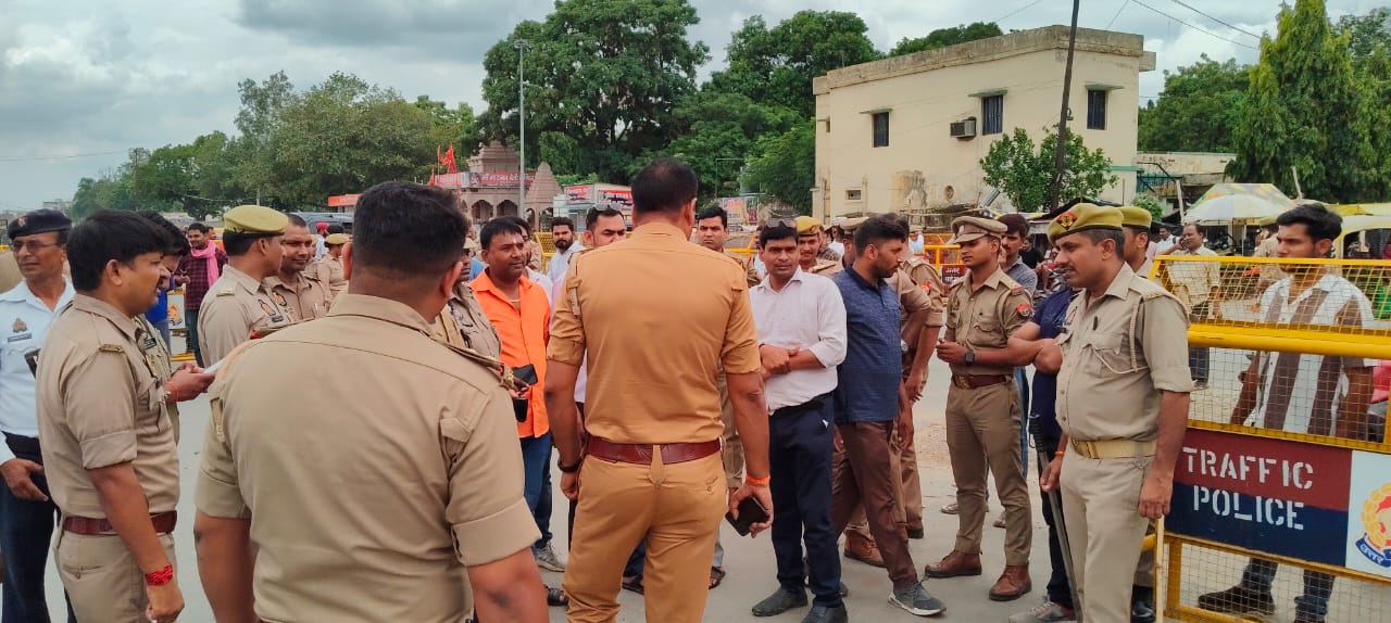 संदहा में पुलिस अफसर संदहा में पुलिस अफसर