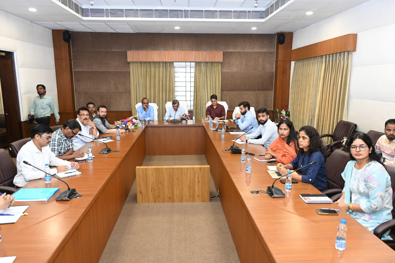 डिजिटल इंडिया लैंड रिकॉर्ड्स मॉडर्नाइजेशन प्रोग्राम की समीक्षा करते मनोज जोशी डिजिटल इंडिया लैंड रिकॉर्ड्स मॉडर्नाइजेशन प्रोग्राम की समीक्षा करते मनोज जोशी