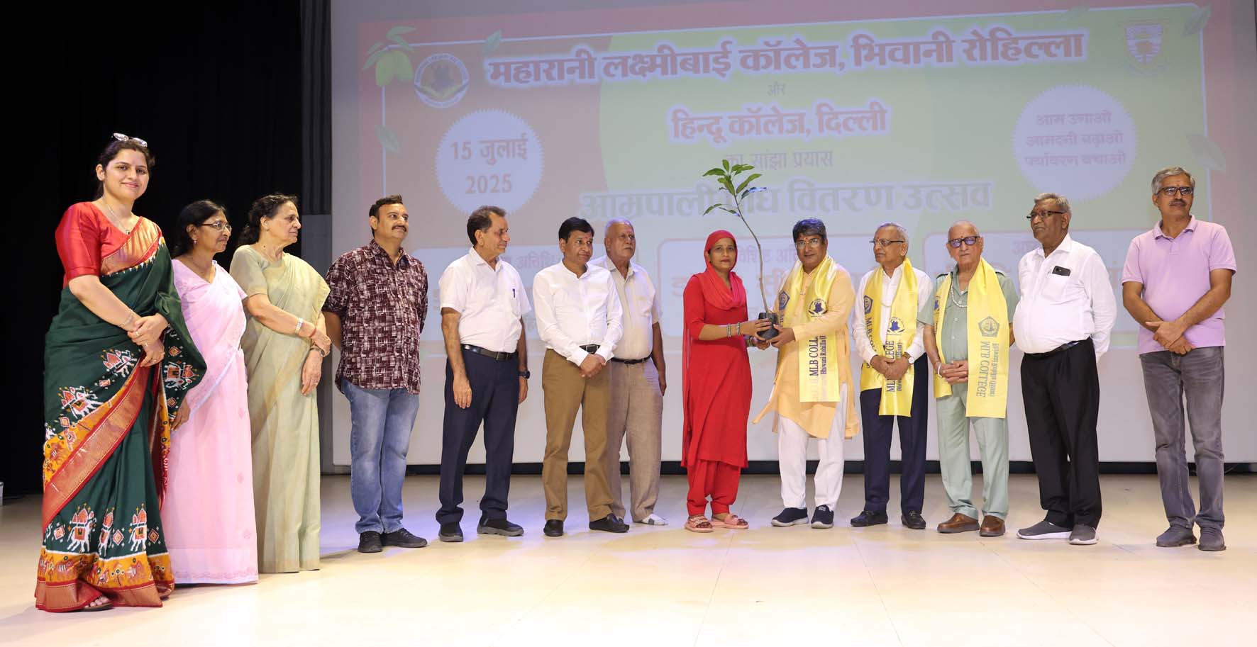 कार्यक्रम में आम के पौधे वितरित करते मेयर प्रवीण पोपली एवं कॉलेज के स्टाफ सदस्य।