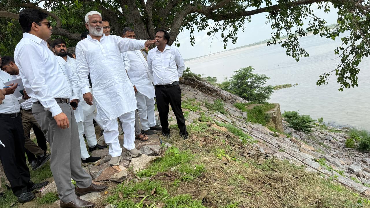 बाढ़ के समय किसी भी तरह की नहीं होगी कोई समस्याः स्वतंत्र देव बाढ़ के समय किसी भी तरह की नहीं होगी कोई समस्याः स्वतंत्र देव