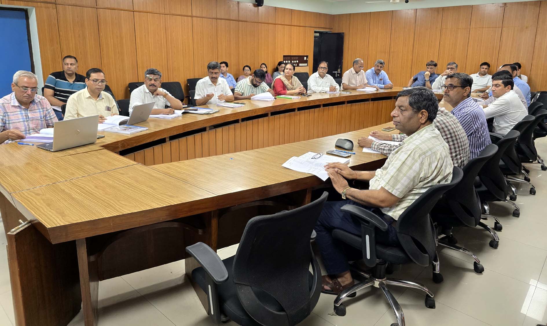 कार्यक्रम में उपस्थित अनुसंधान निदेशक डॉ. राजबीर गर्ग व अन्य। कार्यक्रम में उपस्थित अनुसंधान निदेशक डॉ. राजबीर गर्ग व अन्य।