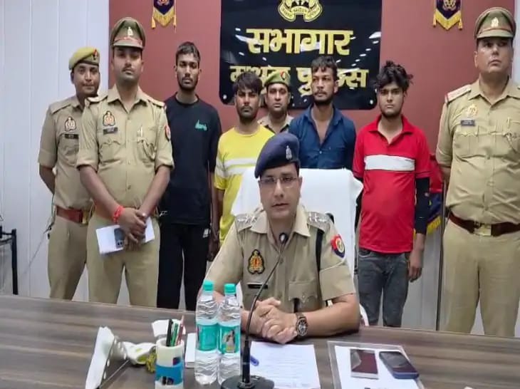 सीओ सिटी भूषण वर्मा जानकारी देते हुए