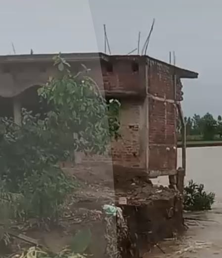 कटान से नदी में समय घर कटान से नदी में समय घर