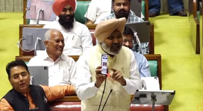 पंजाब विधानसभा में नेता प्रतिपक्ष प्रताप बाजवा काे ट्वीट दिखाते हरपाल चीमा पंजाब विधानसभा में नेता प्रतिपक्ष प्रताप बाजवा काे ट्वीट दिखाते हरपाल चीमा