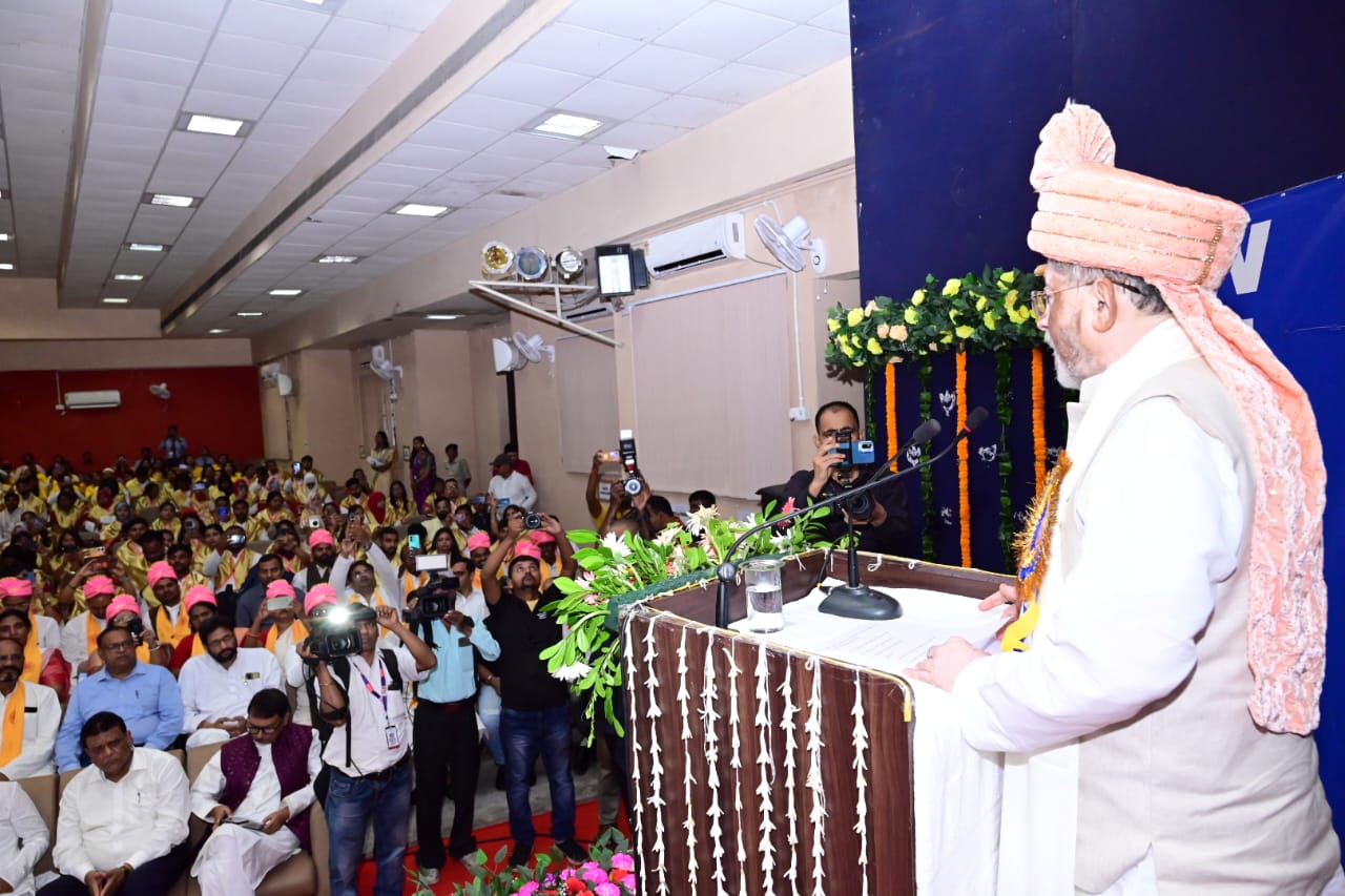 राज्यपाल कार्यक्रम को संबोधित करते हुए राज्यपाल कार्यक्रम को संबोधित करते हुए