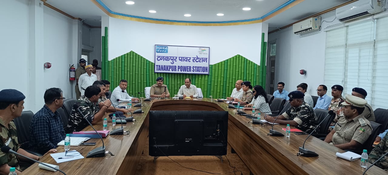 सुरक्षा एजेंसियों के साथ बैठक लेते जिलाधिकारी सुरक्षा एजेंसियों के साथ बैठक लेते जिलाधिकारी