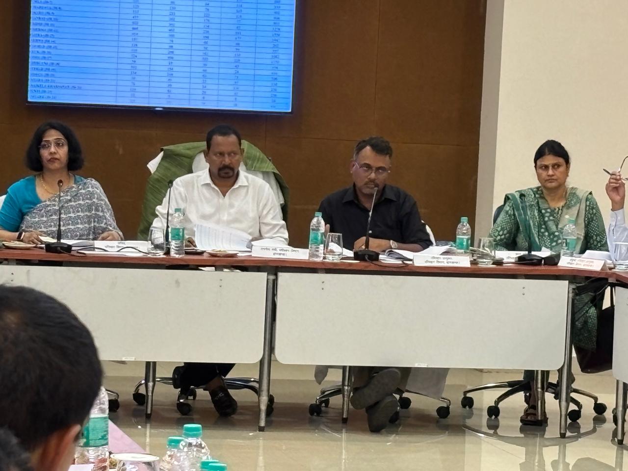 बैठक में मंत्री दीपक बिरुआ समेत अन्य बैठक में मंत्री दीपक बिरुआ समेत अन्य