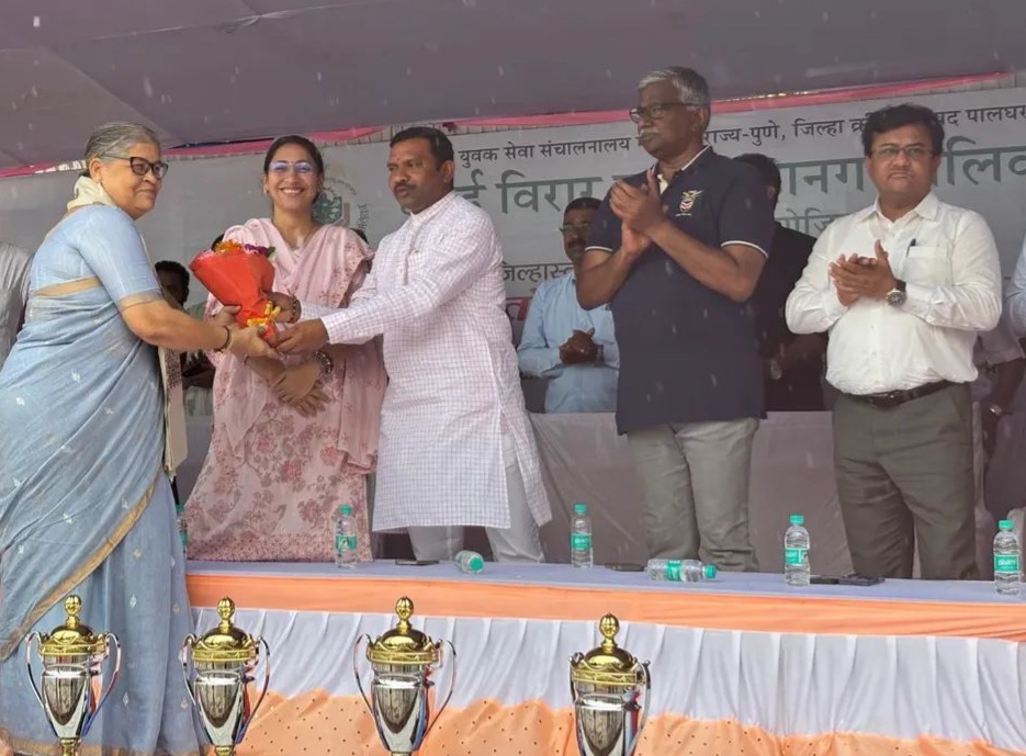 उद्घाटन के अवसर पर मंचासीन अतिथि।