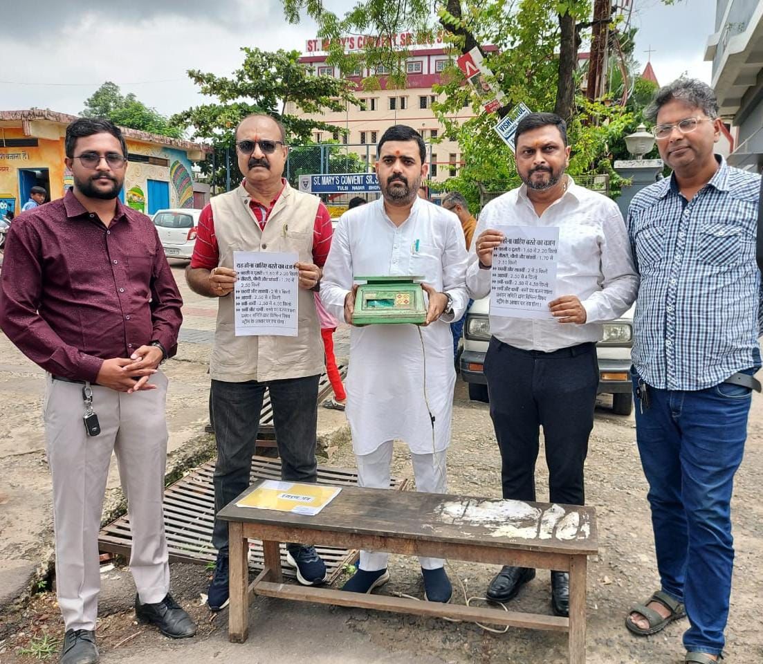 कांग्रेसियाें ने स्कूल पहुंचकर छात्रों के बैग का किया वजन कांग्रेसियाें ने स्कूल पहुंचकर छात्रों के बैग का किया वजन