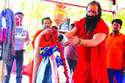 शिवलिंग पर दुग्धाभिषेक करते हुए शिवलिंग पर दुग्धाभिषेक करते हुए