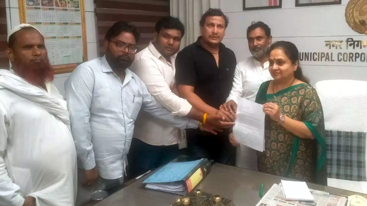 नेहरू कालोनी के लोग मेयर प्रवीण जोशी को मस्जिद तोडऩे को लेकर ज्ञापन देते हुए।
