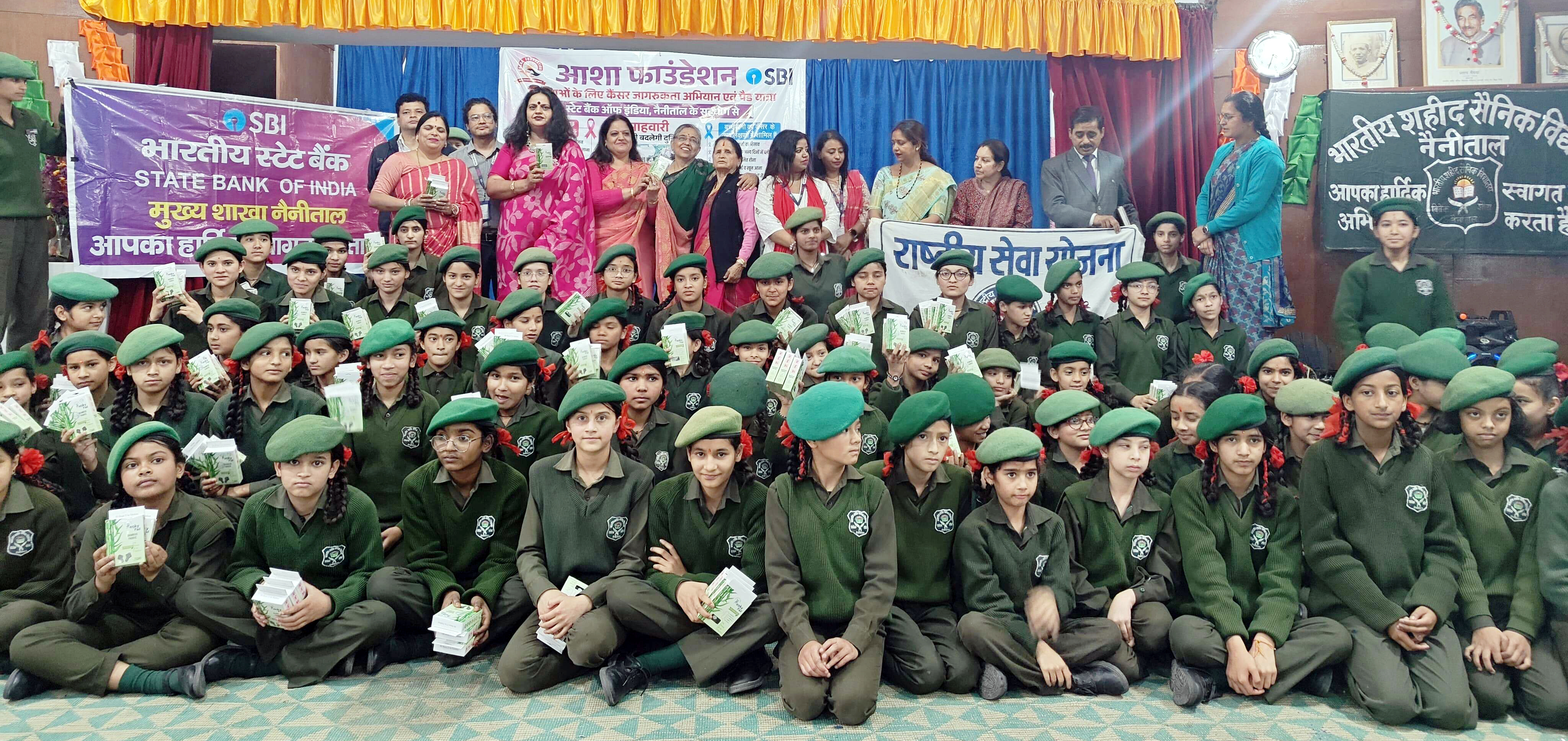 मंगलवार को भारतीय शहीद सैनिक विद्यालय में आशा फाउंडेशन के द्वारा छात्राओं को भेंट किये गये कपड़े के पुर्नउपयोगी पैड। मंगलवार को भारतीय शहीद सैनिक विद्यालय में आशा फाउंडेशन के द्वारा छात्राओं को भेंट किये गये कपड़े के पुर्नउपयोगी पैड।
