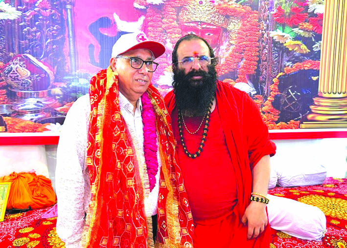 प्रोफे. बत्रा को सम्मानित करते श्रीमहंत रविन्द्र पुरी प्रोफे. बत्रा को सम्मानित करते श्रीमहंत रविन्द्र पुरी