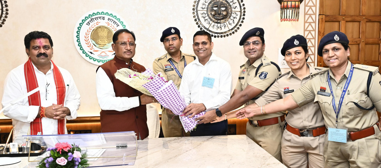 मुख्यमंत्री साय काे राज्य पुलिस सेवा अधिकारी पुष्पगुच्छ भेंट करते मुख्यमंत्री साय काे राज्य पुलिस सेवा अधिकारी पुष्पगुच्छ भेंट करते