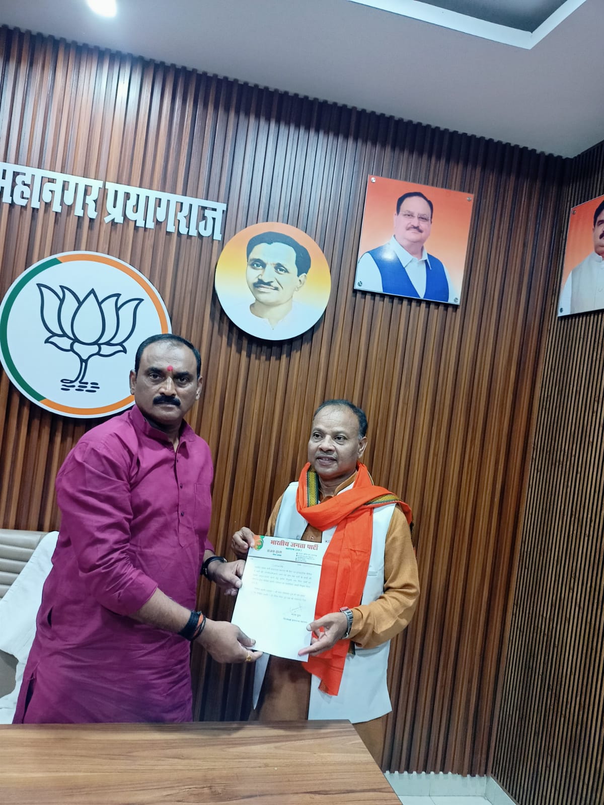 वरिष्ठ भाजपा नेता पवन श्रीवास्तव को प्रवक्ता मीडिया प्रभारी का नियुक्त पत्र देते हुए महानगर अभ्यक्ष संजय गुप्ता