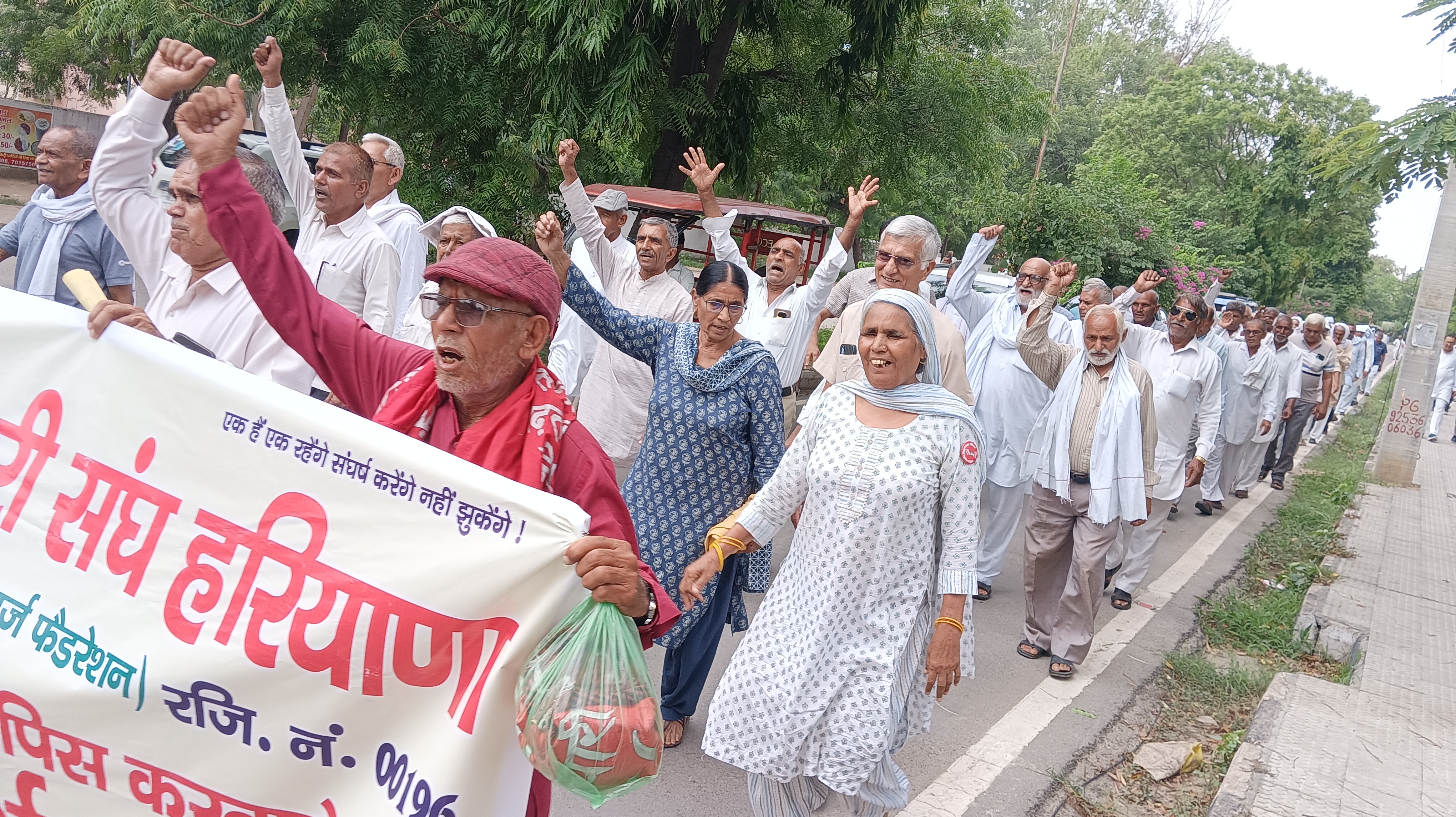 मांगों को लेकर प्रदर्शन करते हुए रिटायर्ड कर्मचारी।