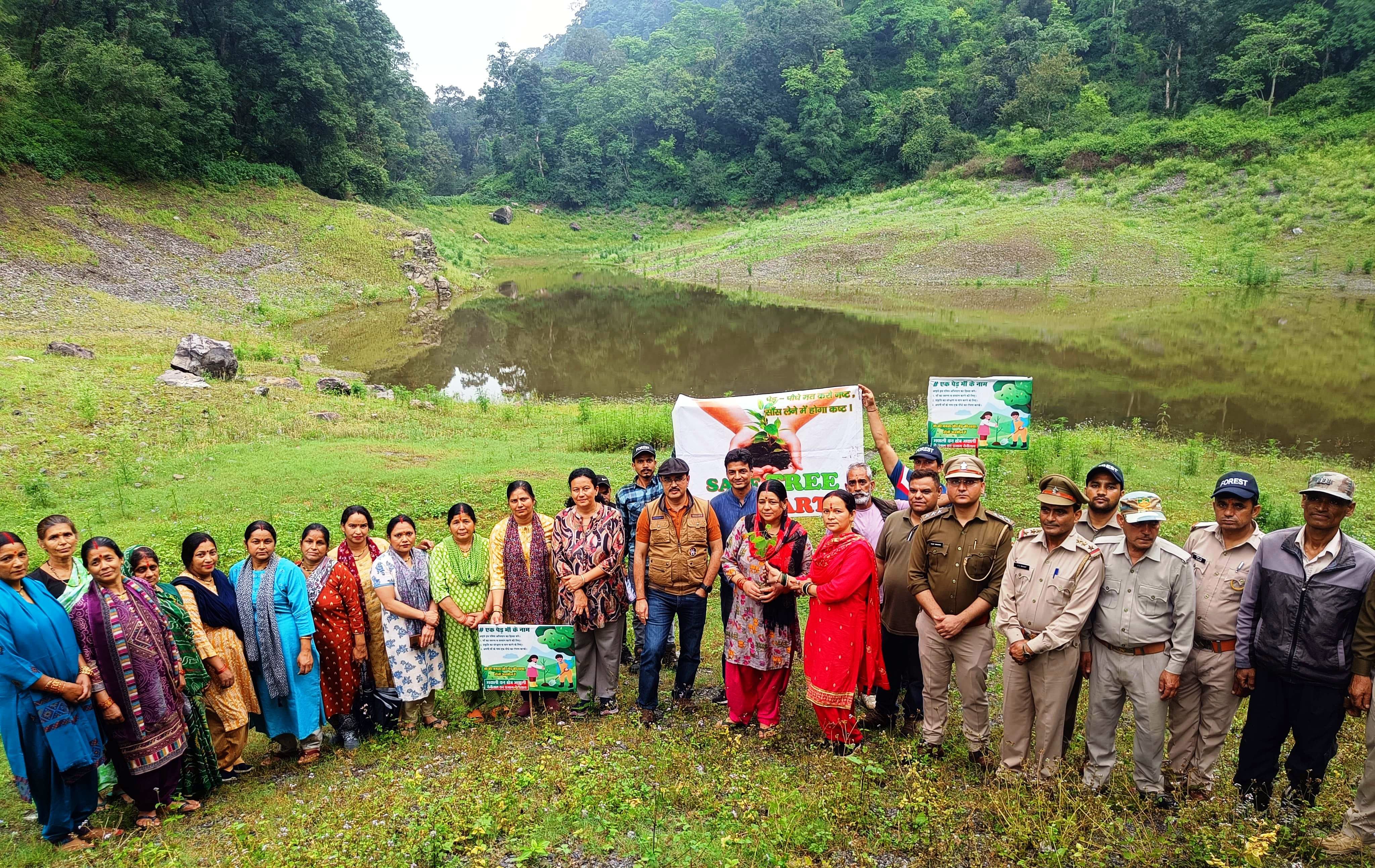 सूखाताल में पौधरोपण अभियान में शामिल वन विभाग के एवं स्थानीय लोग। सूखाताल में पौधरोपण अभियान में शामिल वन विभाग के एवं स्थानीय लोग।