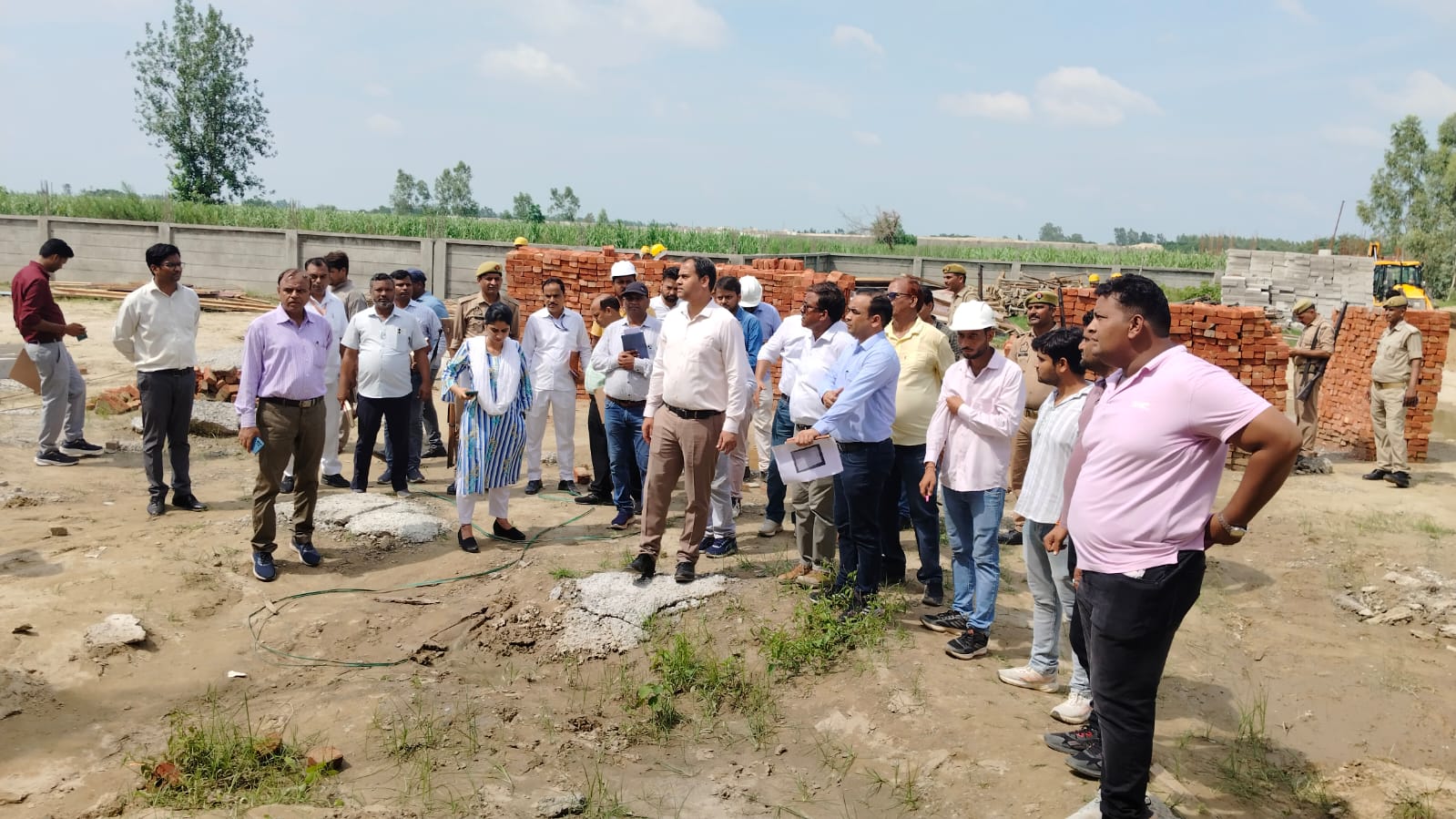 जिलाधिकारी अनुज सिंह ने मुख्य विकास अधिकारी मृणाली अविनाश जोशी के साथ निर्माणाधीन विवि का निरीक्षण करते हुए। जिलाधिकारी अनुज सिंह ने मुख्य विकास अधिकारी मृणाली अविनाश जोशी के साथ निर्माणाधीन विवि का निरीक्षण करते हुए।