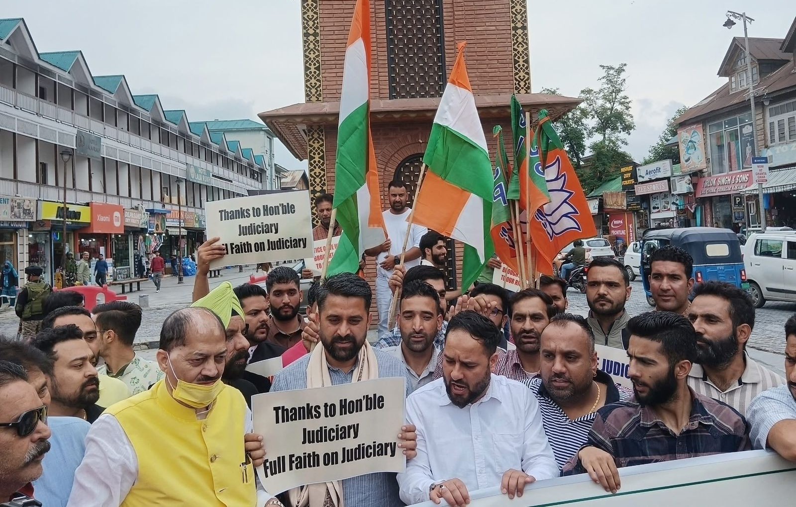भाजयुमो जम्मू-कश्मीर ने लाल चौक श्रीनगर में नायब तहसीलदार भर्ती नियम पर कैट के फैसले का जश्न मनाया भाजयुमो जम्मू-कश्मीर ने लाल चौक श्रीनगर में नायब तहसीलदार भर्ती नियम पर कैट के फैसले का जश्न मनाया