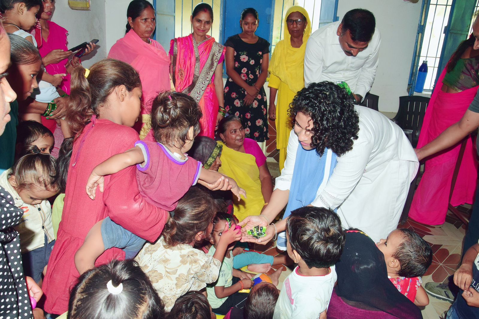 बच्चों को टाॅफियां देती डीएम दुर्गा शक्ति नागपाल बच्चों को टाॅफियां देती डीएम दुर्गा शक्ति नागपाल