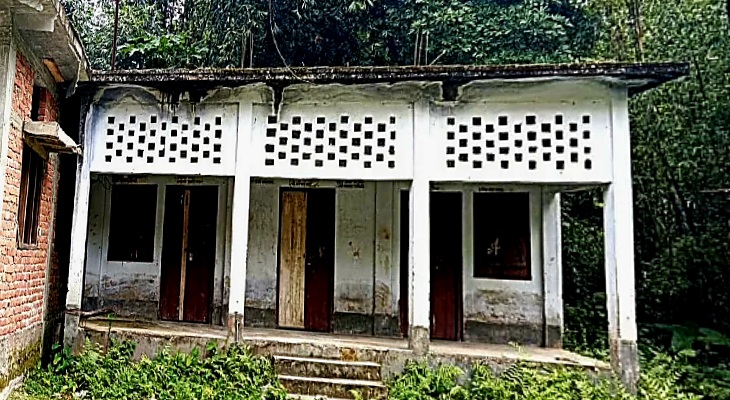 चार साल से बंद पड़ा ग्रामीण पुस्तकालय, धूल फांक रहीं सैकड़ों किताबें चार साल से बंद पड़ा ग्रामीण पुस्तकालय, धूल फांक रहीं सैकड़ों किताबें