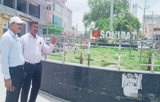 सोनीपत: स्वच्छ भारत मिशन हरियाणा के मीडिया समन्वयक पवन शर्मा निरीक्षण करते हुए सोनीपत: स्वच्छ भारत मिशन हरियाणा के मीडिया समन्वयक पवन शर्मा निरीक्षण करते हुए