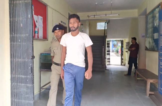 आरोपित युवक को ले जाती पुलिस
