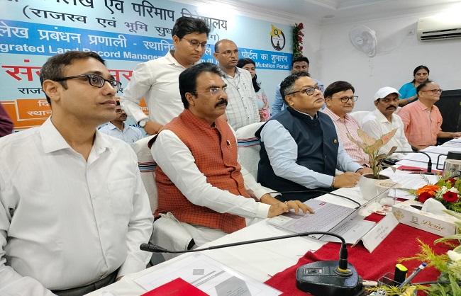 भू-अभिलेख प्रबंधन प्रणाली और स्थानिक दाखिल–खारिज पोर्टल लॉच करते राजस्व मंत्री संजय सरावगी भू-अभिलेख प्रबंधन प्रणाली और स्थानिक दाखिल–खारिज पोर्टल लॉच करते राजस्व मंत्री संजय सरावगी