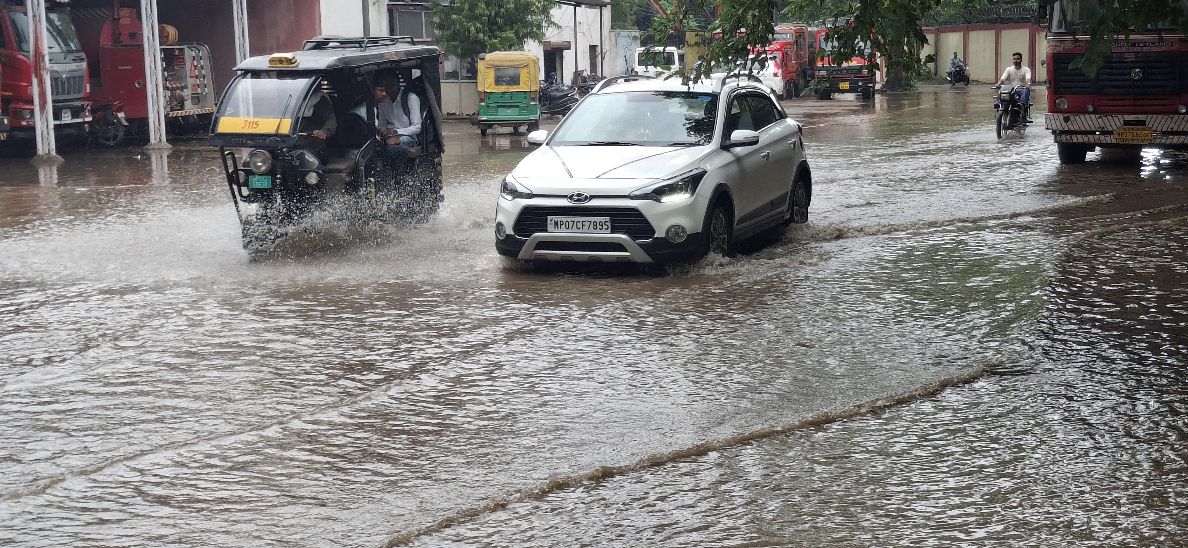 बारिश का छायाचित्र। बारिश का छायाचित्र।