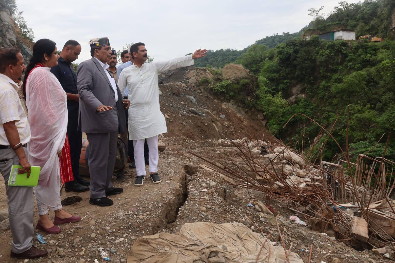 आपदा प्रभावित क्षेत्र का जायजा लेते हुए स्वास्थ्यमंत्री।