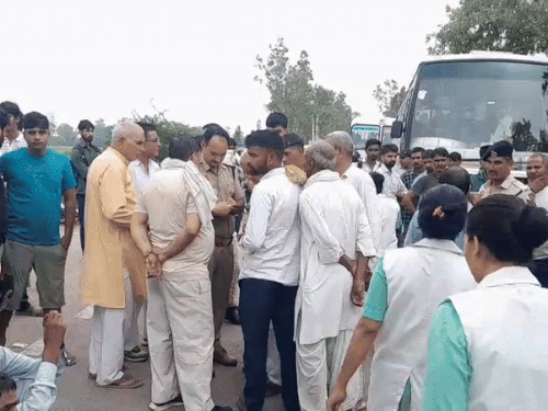 रास्ता खोलने के लिए ग्रामीणों को समझाते अधिकारी।