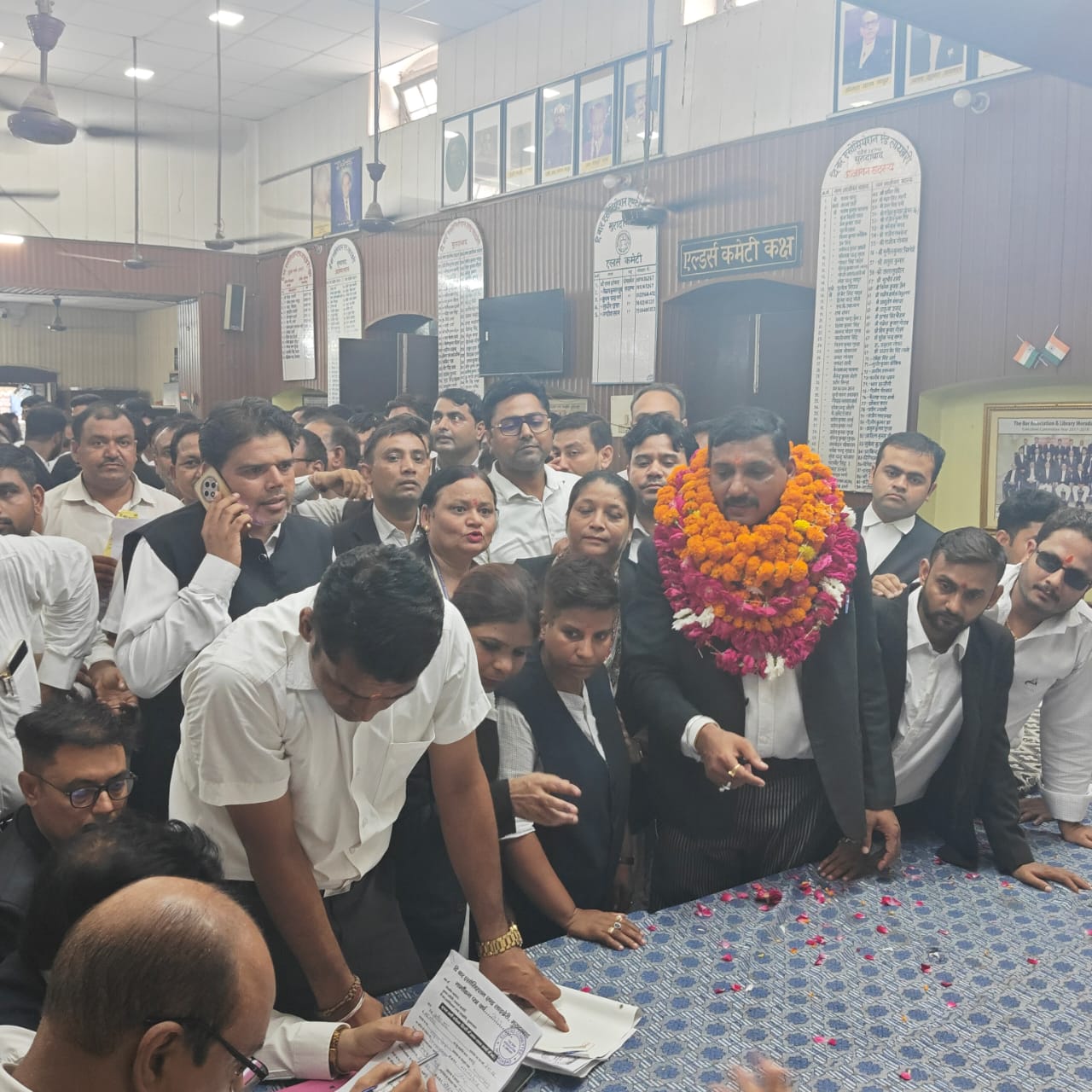 दि बार एसोसिएशन एंड लाइब्रेरी के वार्षिक चुनाव में मंगलवार को महासचिव पद के लिए नामांकन पत्र दाखिल करते कपिल गुप्ता एडवोकेट।