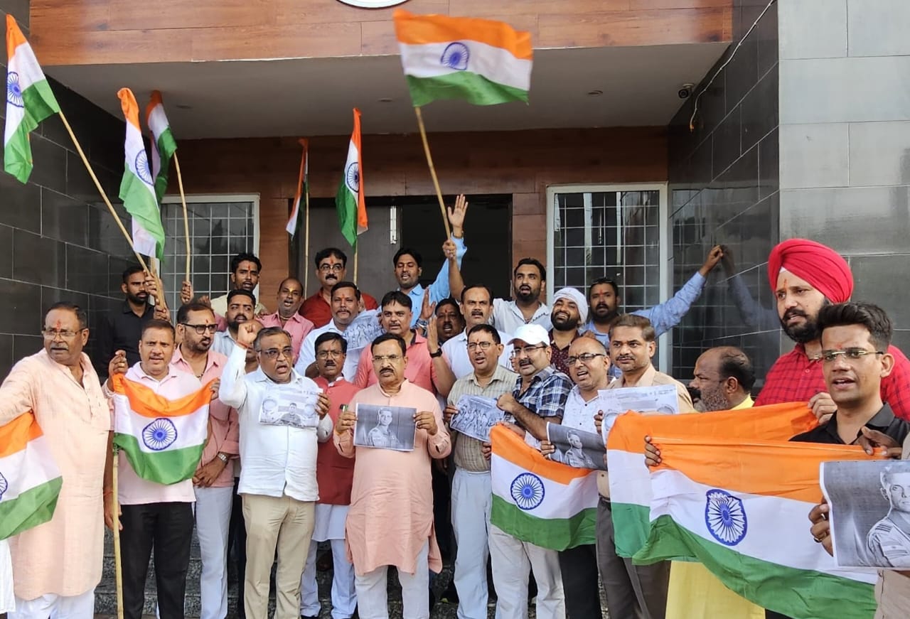 मिठाई बाटते प्रकाश पाल व जिलाध्यक्ष शिवराम सिंह मिठाई बाटते प्रकाश पाल व जिलाध्यक्ष शिवराम सिंह