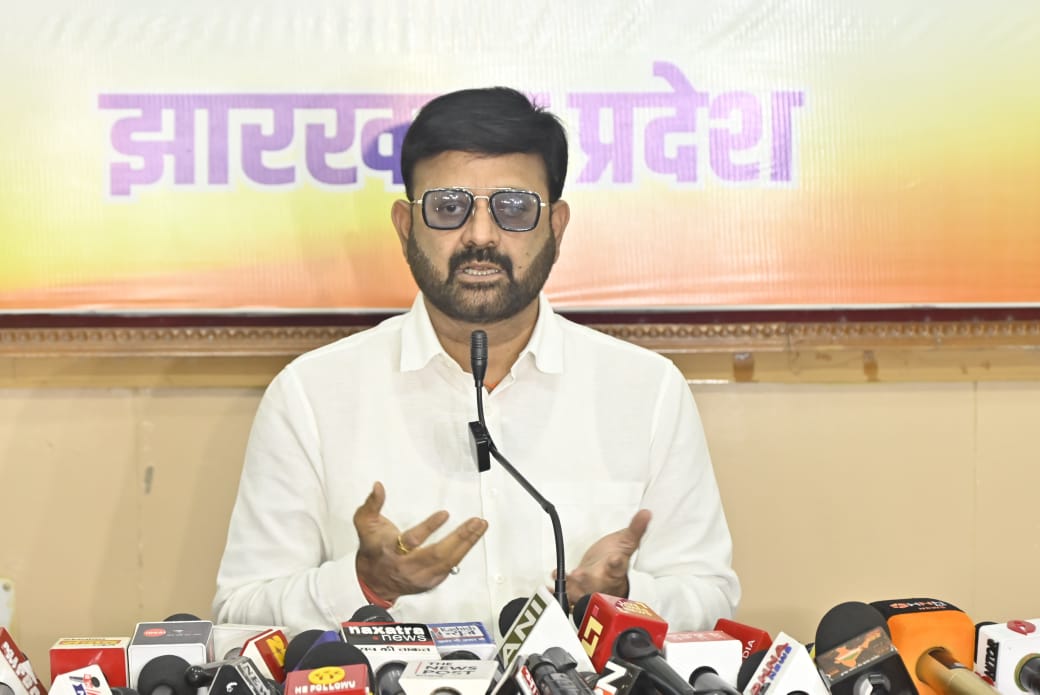 भाजपा प्रदेश प्रवक्ता प्रतुल प्रेस वार्ता करते हुए