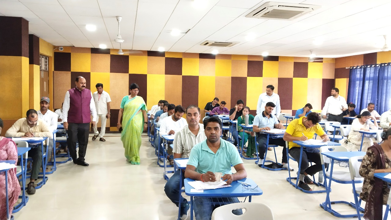 पीएचडी प्रवेश परीक्षा के दौरान निरक्षण करते हुए कुलपति डॉ वंदना सिंह पीएचडी प्रवेश परीक्षा के दौरान निरक्षण करते हुए कुलपति डॉ वंदना सिंह