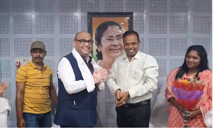नवनियुक्त एसजेडीए चेयरमैन का स्वागत करते सिलीगुड़ी महकमा परिषद के सभाधिपति