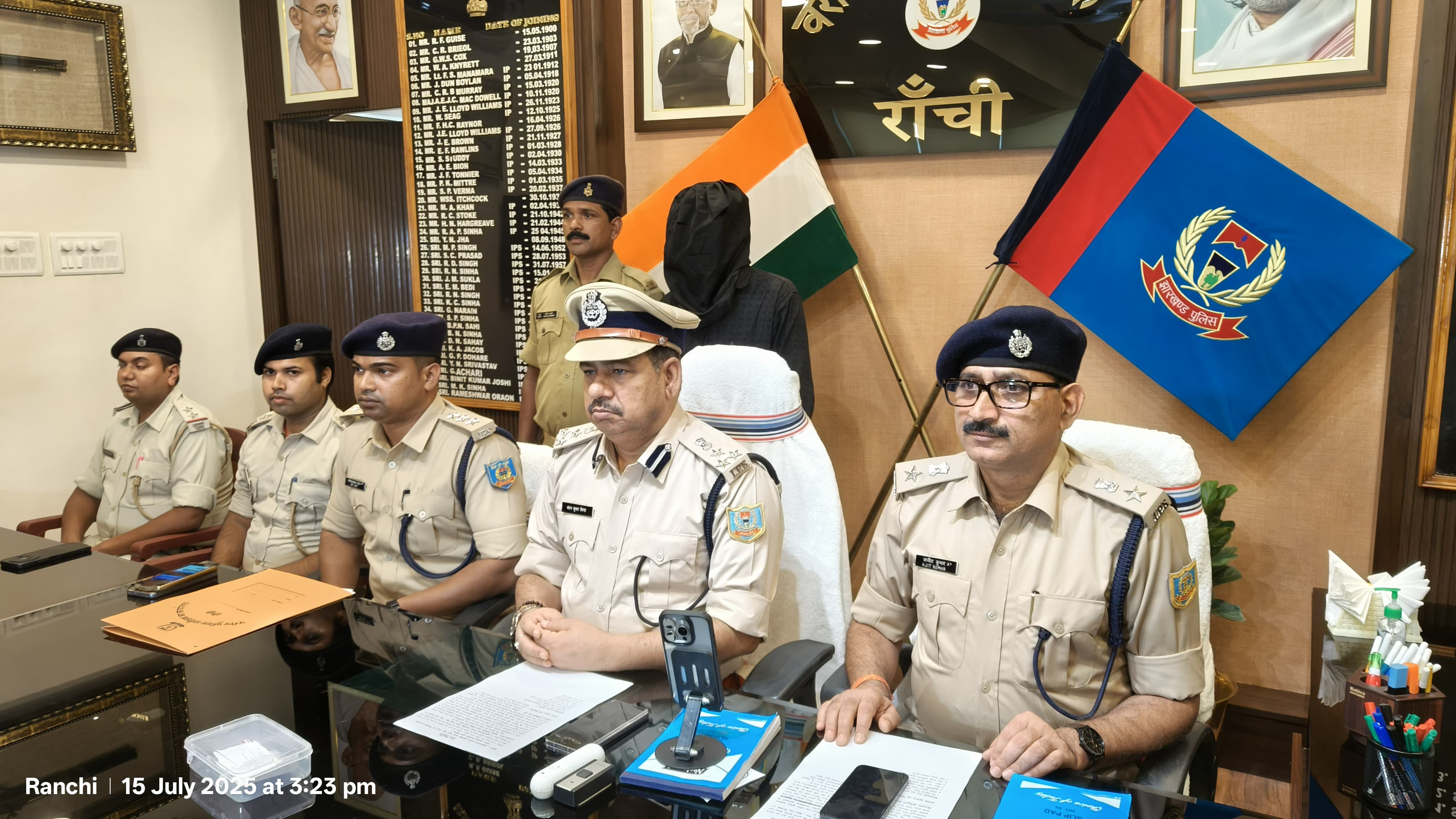 प्रेस वार्ता करते डीआईजी प्रेस वार्ता करते डीआईजी