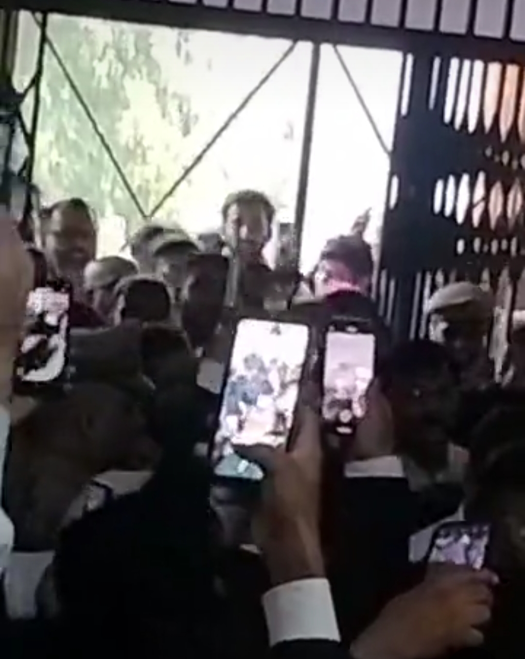 कोर्ट में जाते राहुल की वीडियो लेते अधिवक्ता कोर्ट में जाते राहुल की वीडियो लेते अधिवक्ता